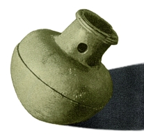 Hrazany - závěsná miniaturní bronzová nádobka z 2. - 1. století, zvaná balsamarium, sloužící pro uchovávání vonných látek.
