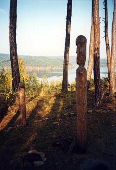 Kozárovice / Vystrkov - dřevěné idoly vztyčené na předhradí (foto Roman Abušinov)