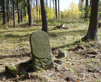 Kozárovice / Vystrkov - pomníček na druhém předhradí (foto Roman Abušinov)