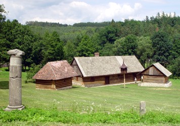 Dům čp. 3 z Arnoštovic, kamenný milník a dva roubené špýchary z Počepic