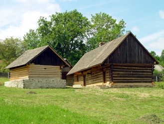 Dům čp. 3 z Arnoštovic a roubený špýchar z Počepic